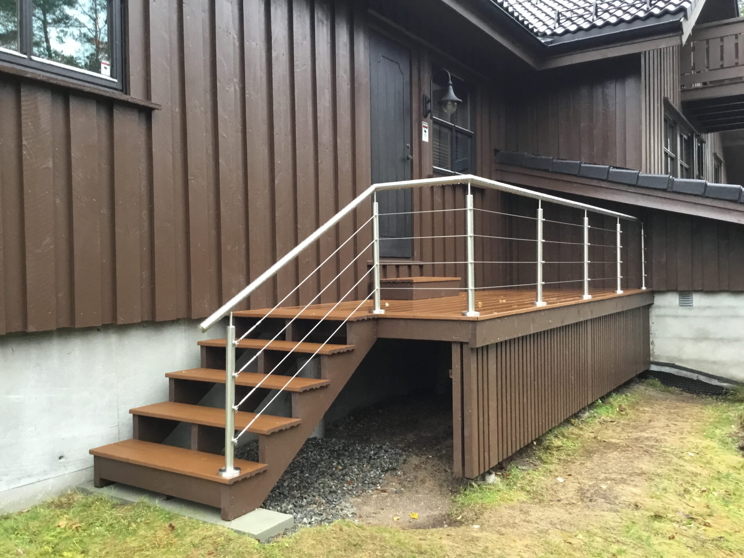 Glasräcke i aluminium på balkong i bergsmiljö | Räckesbutiken