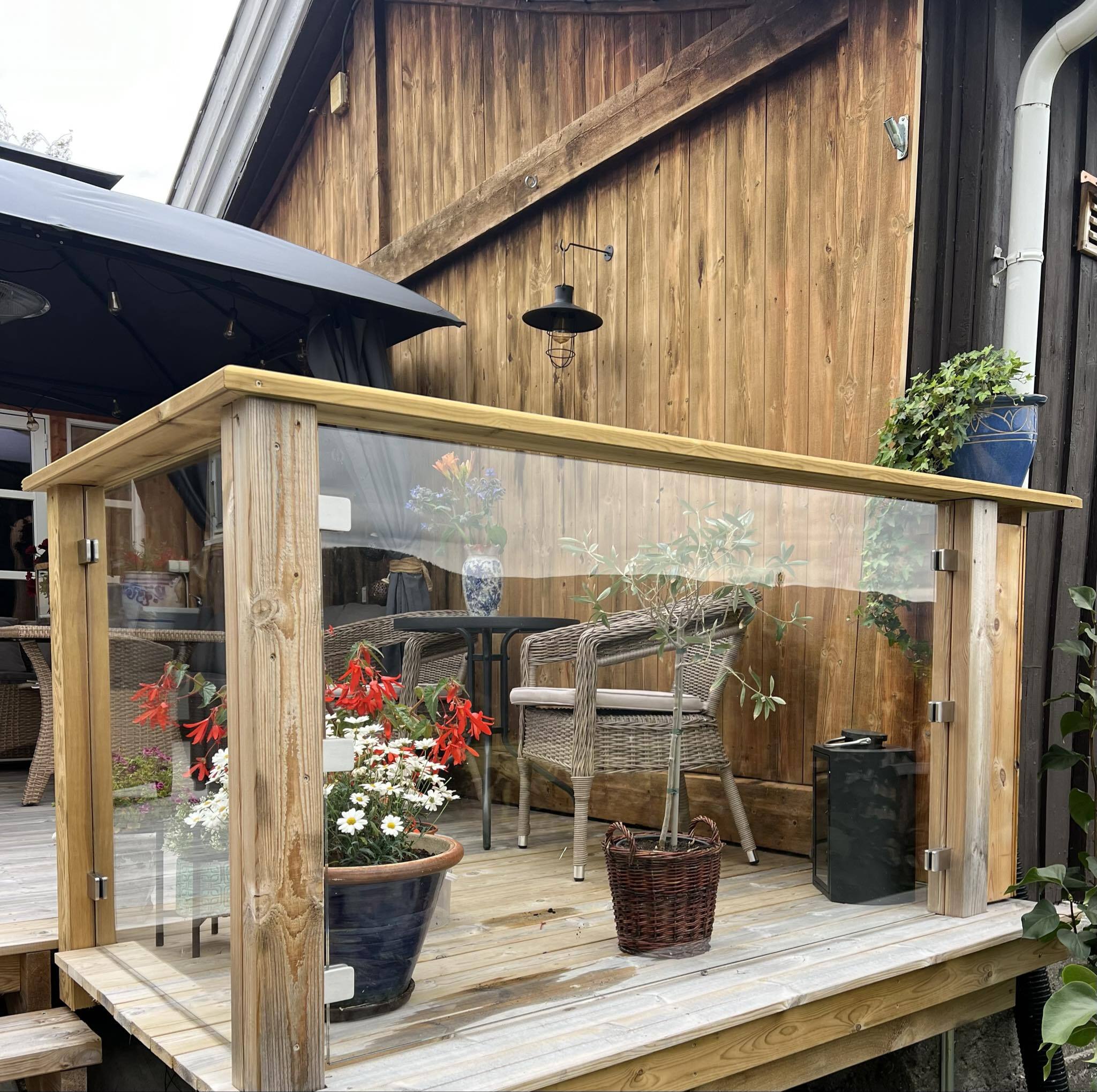 Glasräcke i vitt aluminium på altan och balkong | Räckesbutiken