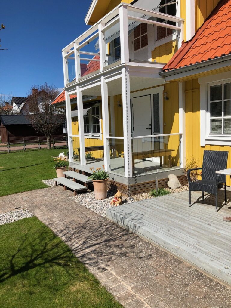 Räcke till veranda – välj rätt material för trygg entré och tidlös stil ...