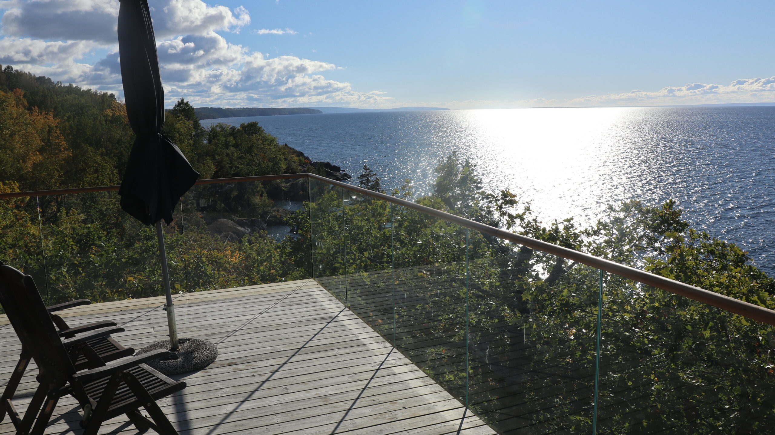 stolpfritt glasräcke med vy över havet