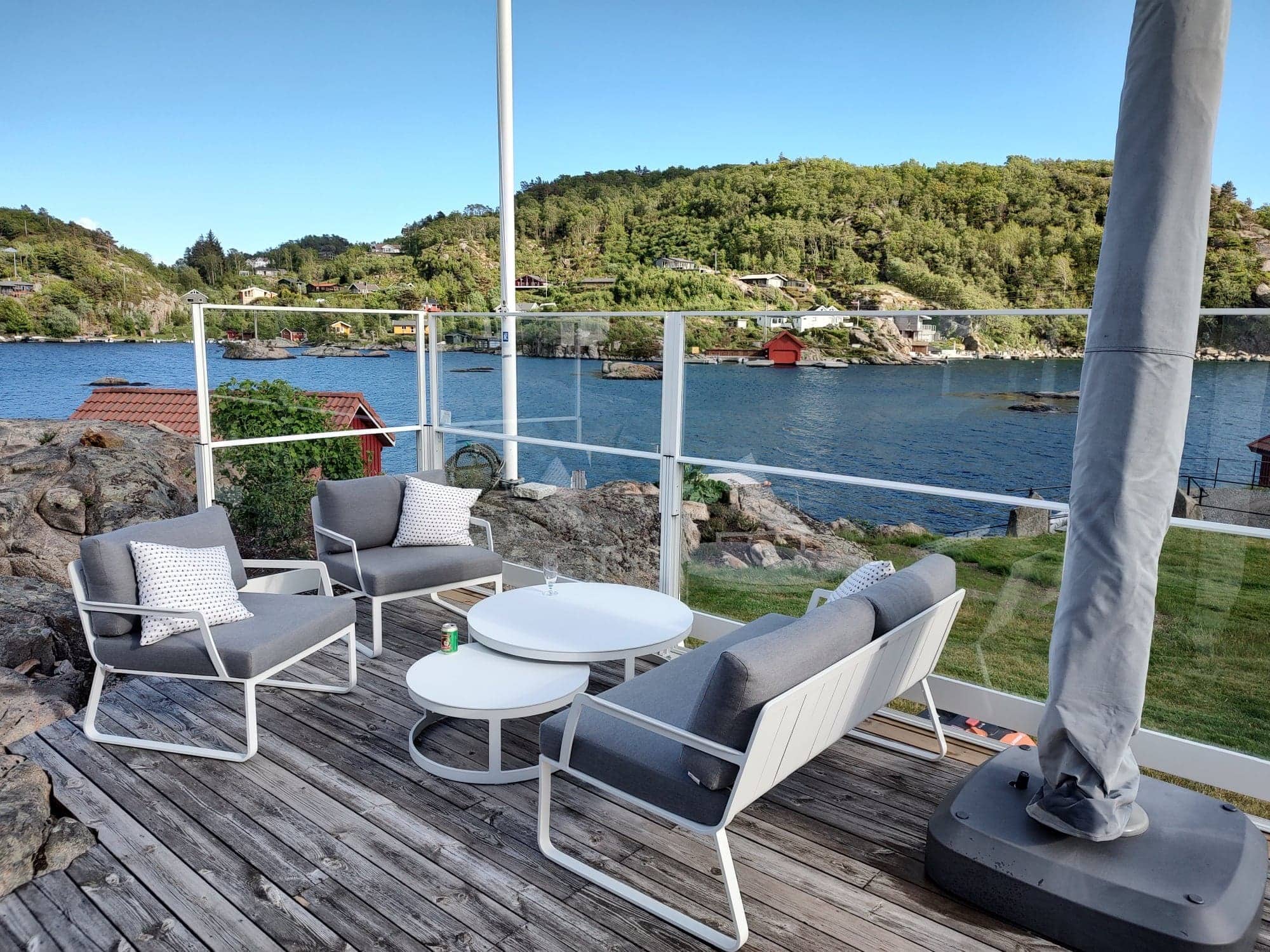 Höj och sänkbart glasräcke