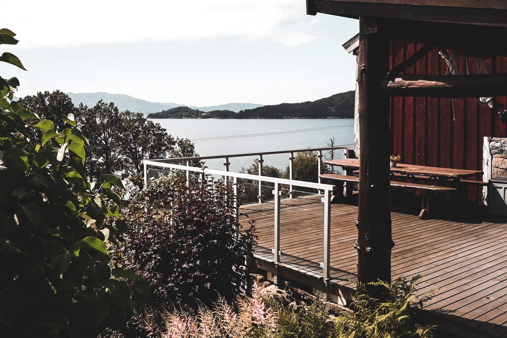 Aluminiumräcke i glas vid sjön