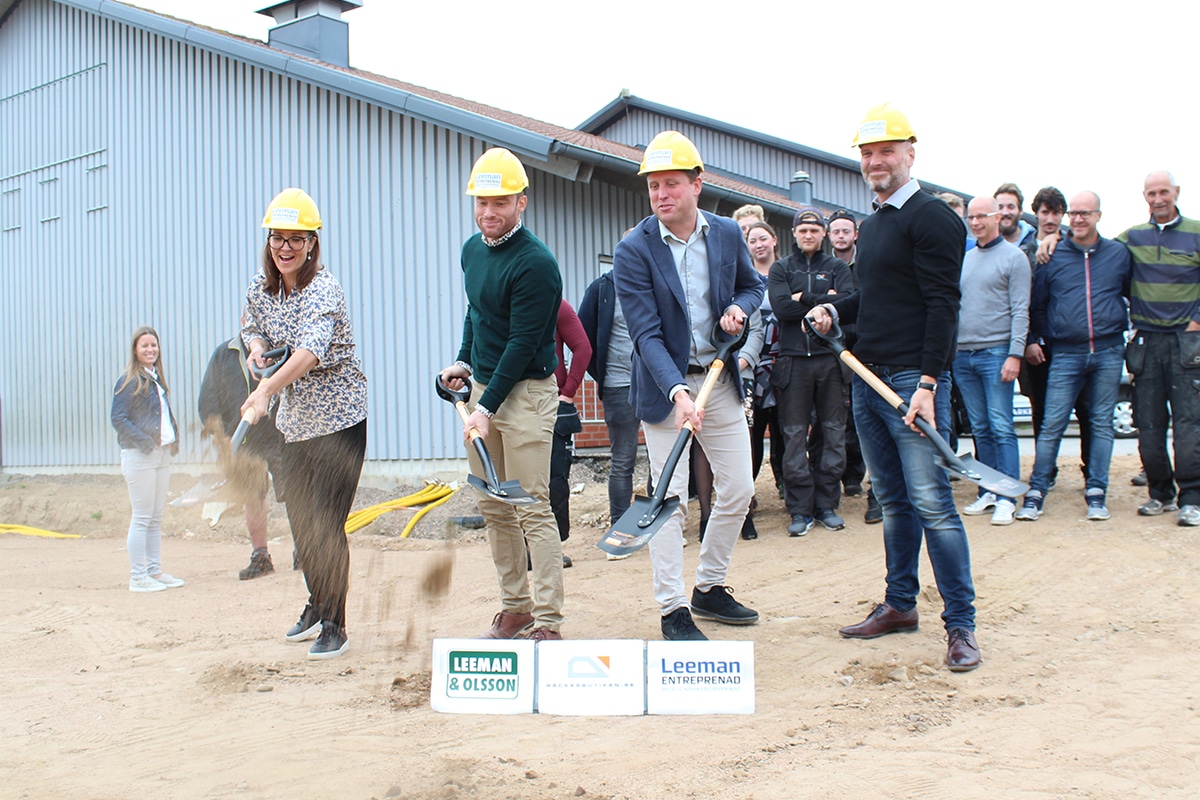 Andreas och André tar första spadtaget till nya lokalerna