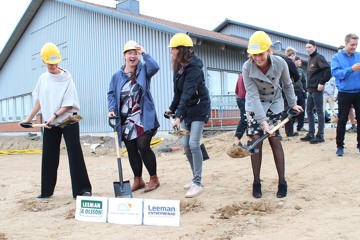 Räckesbutikens anställda tar första spadtaget till nya lokalerna!