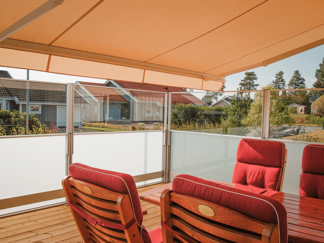 Frostat vindskydd i glas vid en skyddad uteplats