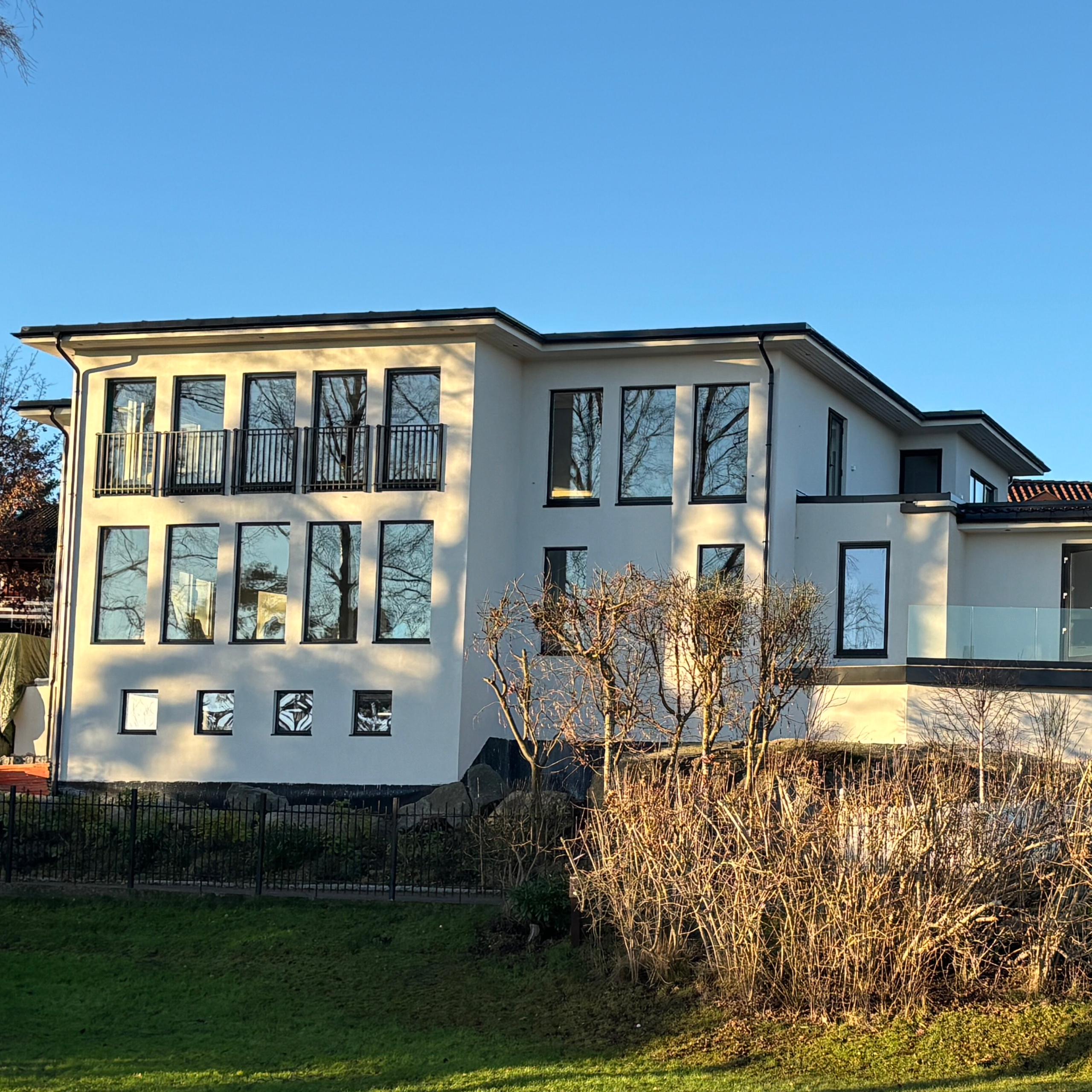 Svarta franska balkonger i aluminium som återkommer på samma husfasad