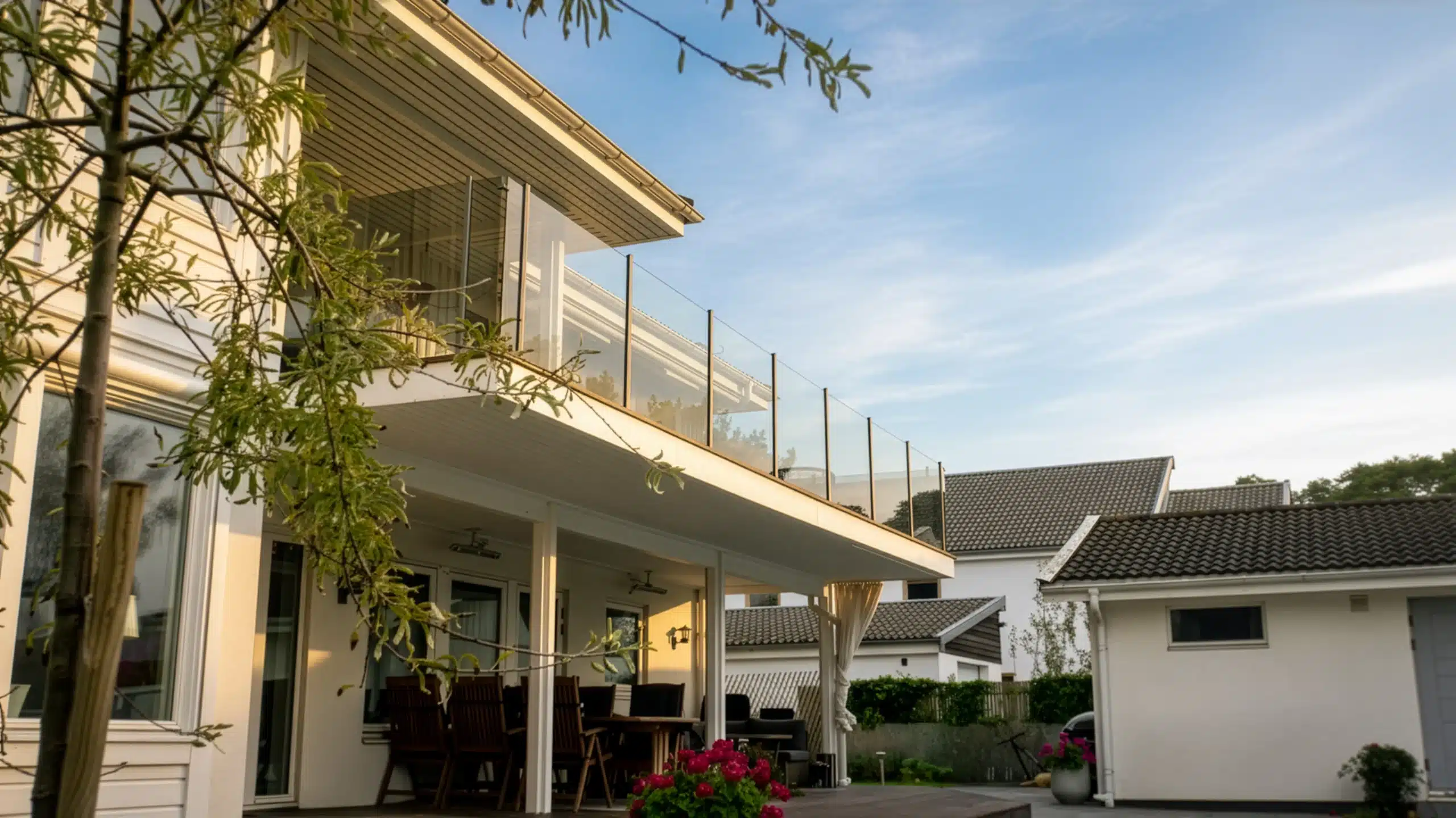Glasräcke på balkong vid modern villa i bostadsmiljö