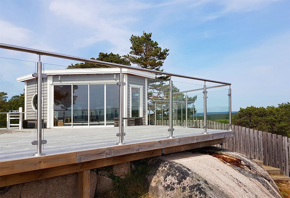 Glasräcke vid terrass