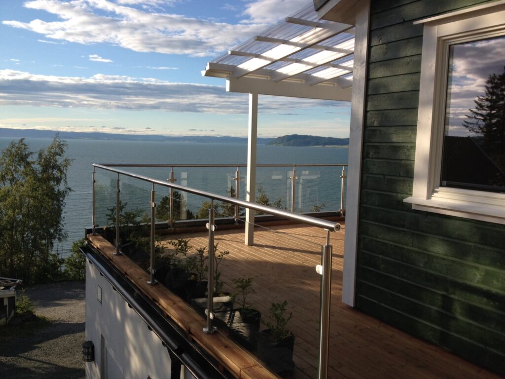 Vilken utsikt! Glasräcke med rostfria stolpar.