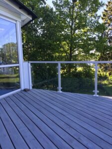 Montering av glasräcke, altanräcke