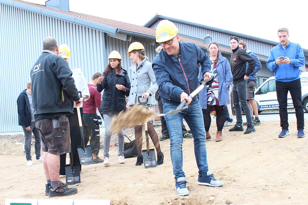 Verksamhetschef Jonas gräver för nya anläggningen!