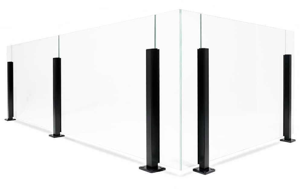 Glasräcke med aluminiumstolpar i stilren design