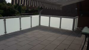 Glasräcke med frostat glas.