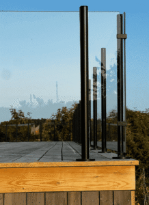 Detaljbild på Alu Sense glasräcke