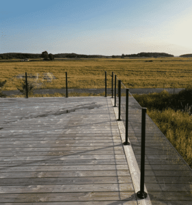 Glasräcke med vy över fält