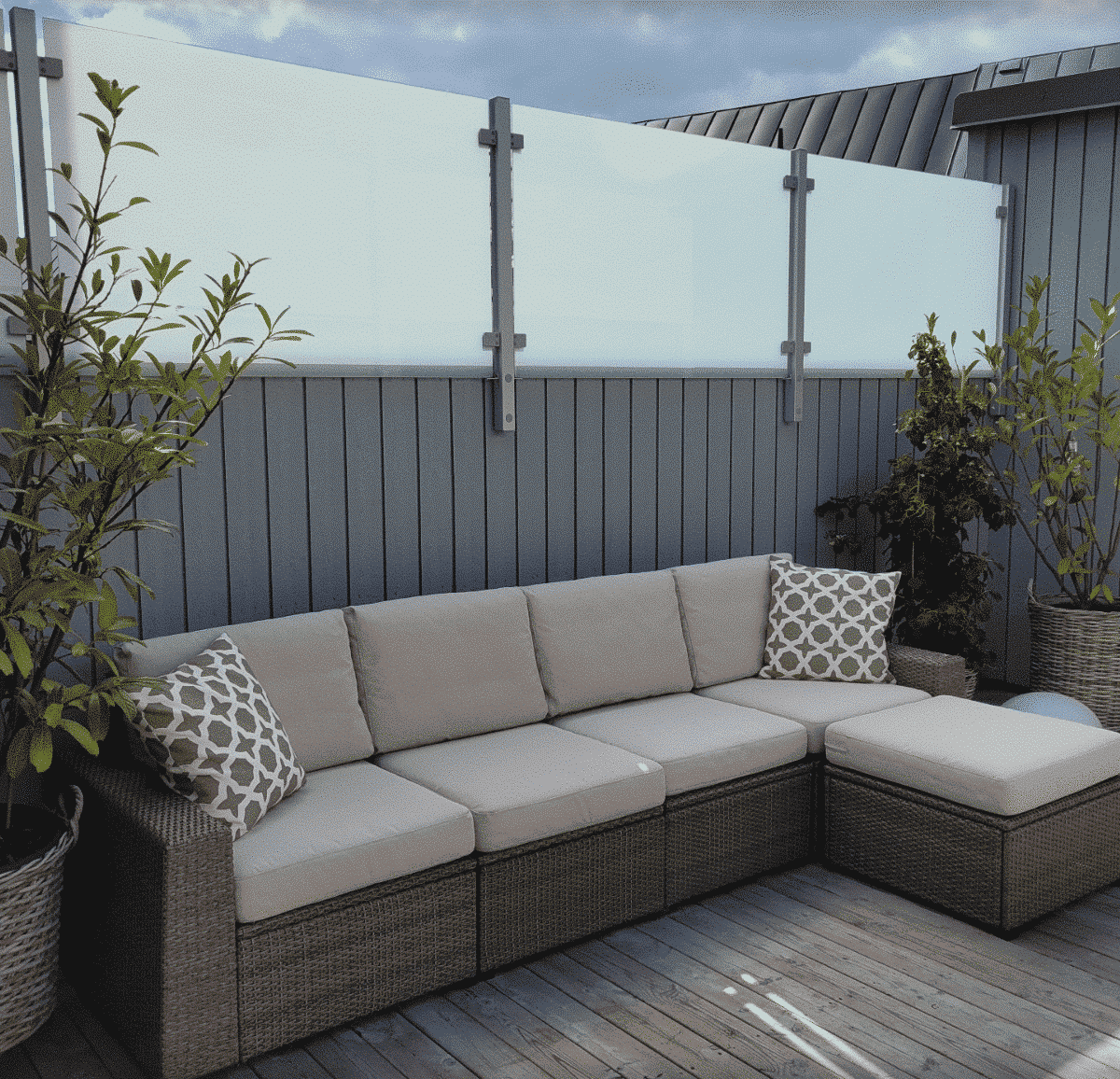 glasräcke på vägg för vindskydd