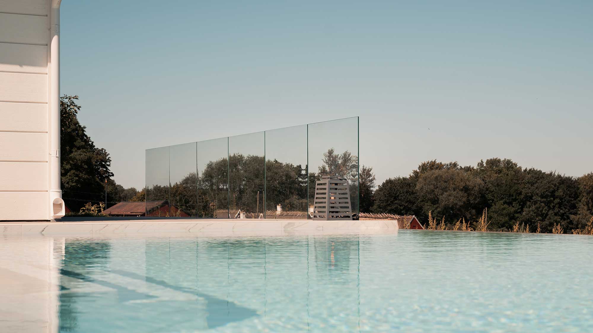 Glasräcke runt pool – stilrent & säkert | Räckesbutiken
