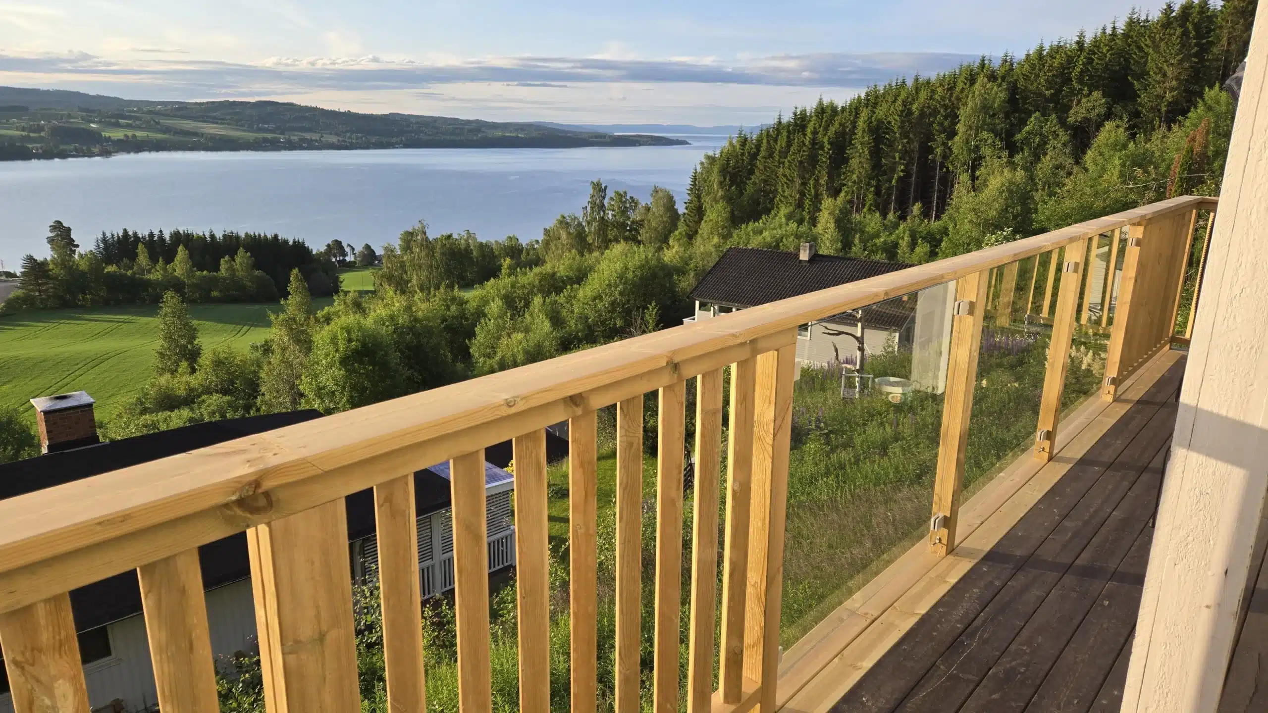 Träöverliggare på altanräcke i utsatt utomhusmiljö.