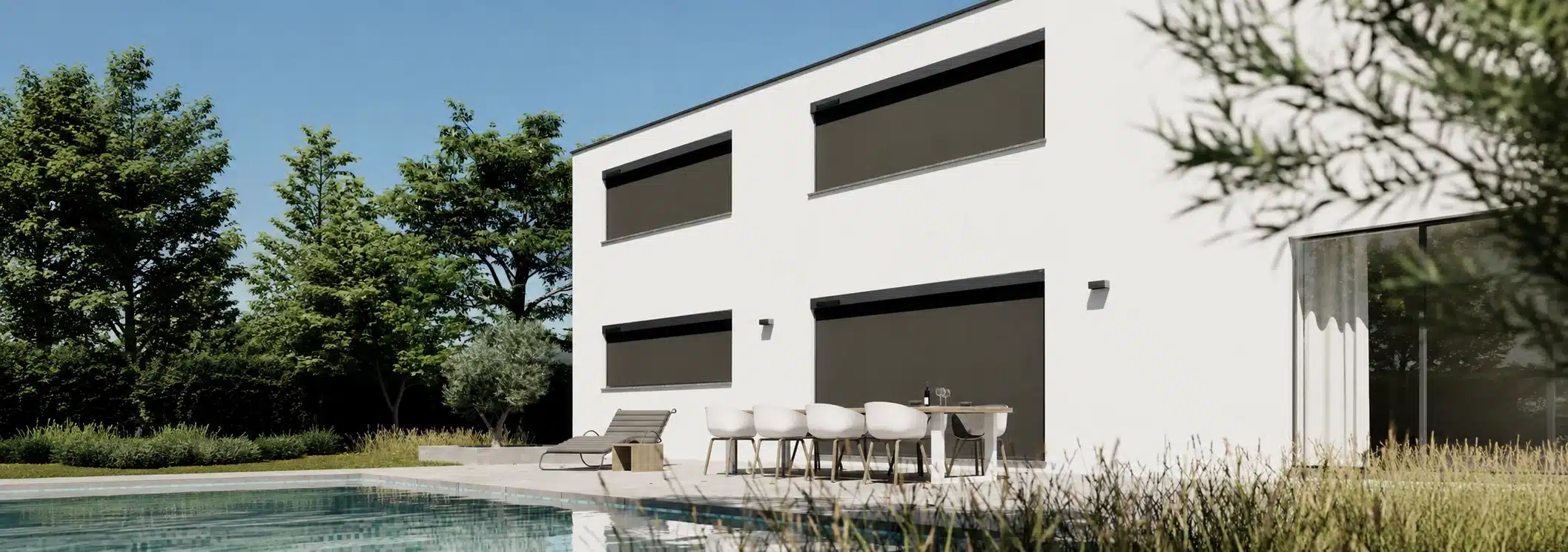 Modern vit villa med mörka vertikalmarkiser som skärmar av stora fönster mot sol vid en uteplats med pool.