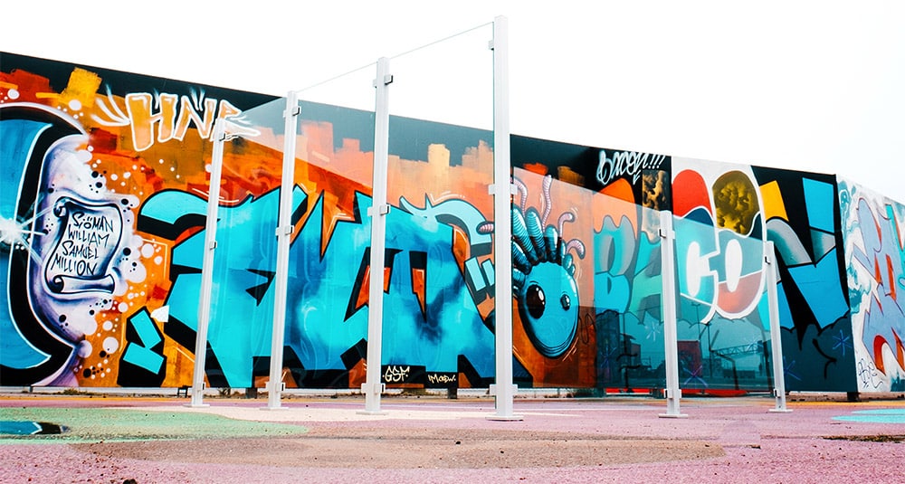 Vindskydd och räcke i glas med aluminiumstolpar