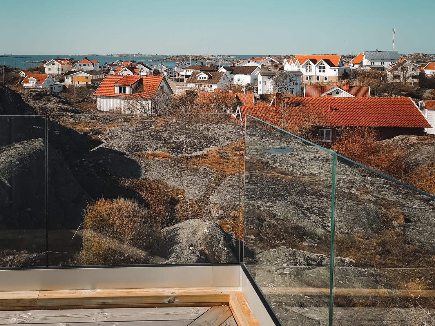 Stolpfritt glasräcke med fri utsikt över landskap utan stolpar som bryter siktlinjen.